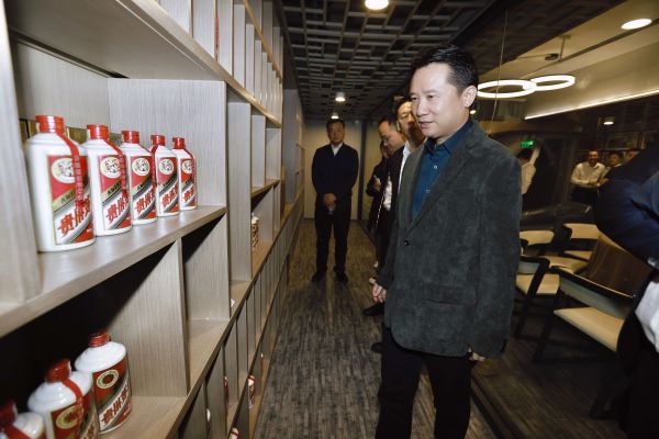 贵州茅台丁雄军三地调研：要重视客户，尤其是年轻消费者的培育